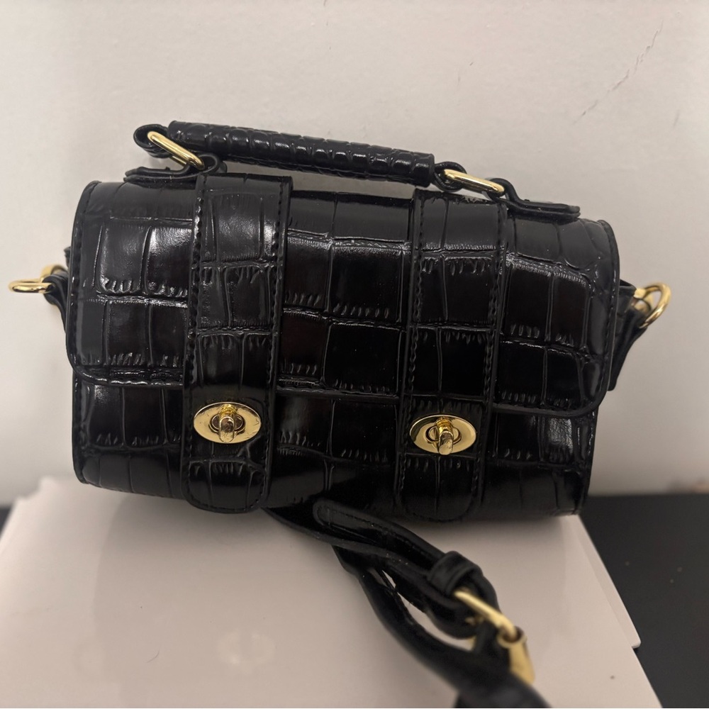 Elegant Black Croc-Embossed Women's Bag